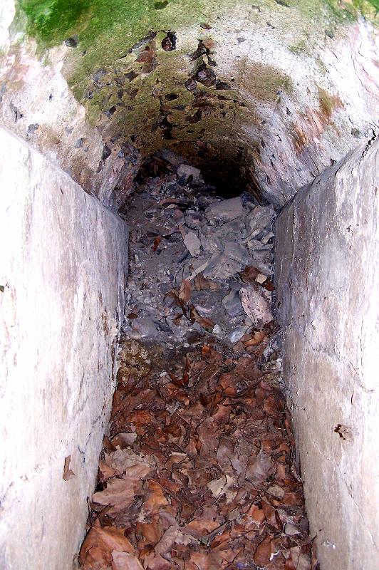 72-03.jpg - La canalisation est bouchée à 1,50 m environ en direction de l'aval (Photo Jean-Claude Litaudon).