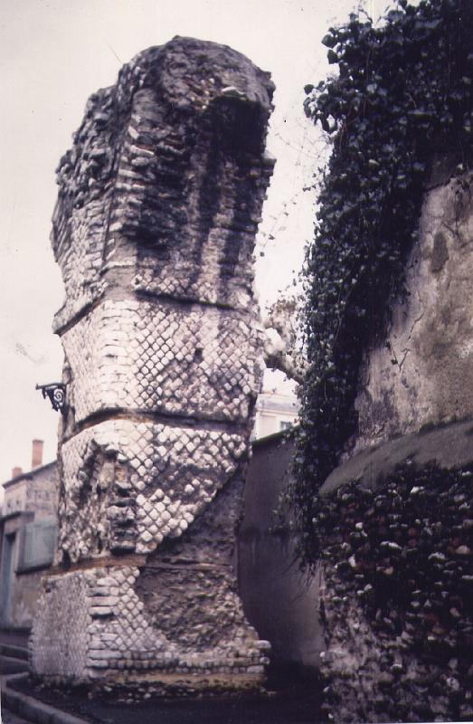 74-02.jpg - Au sommet des arches, le départ de piles est encore visible (Photo Jean-Claude Litaudon).