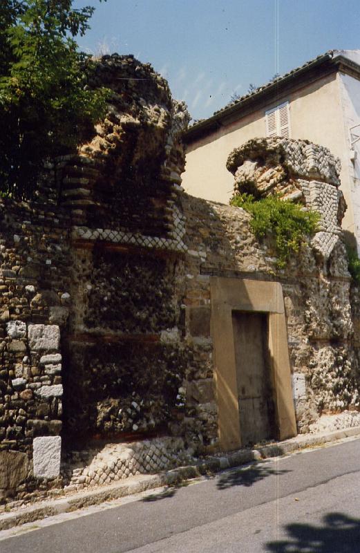 74-03.jpg - Brusquement l'aqueduc par un angle droit se porte de l'autre côté de la rue; un autre angle droit le remettra dans la première direction; pour une raison inconnue aujourd'hui, mais sans doute impérieuse à l'époque romaine (Photo Jean-Claude Litaudon).