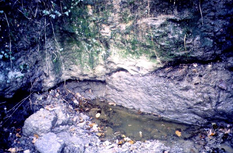 8-01.jpg - Il subsiste dans le lit de la rivière "Mornante", rive droite, un magnifique négatif de pile; profitant du nettoyage du lit de la rivière obstruée à un moment donné, il a été possible d'atteindre le niveau correspondant aux traces visibles des pics des travailleurs romains. Photo Jean-Claude Litaudon